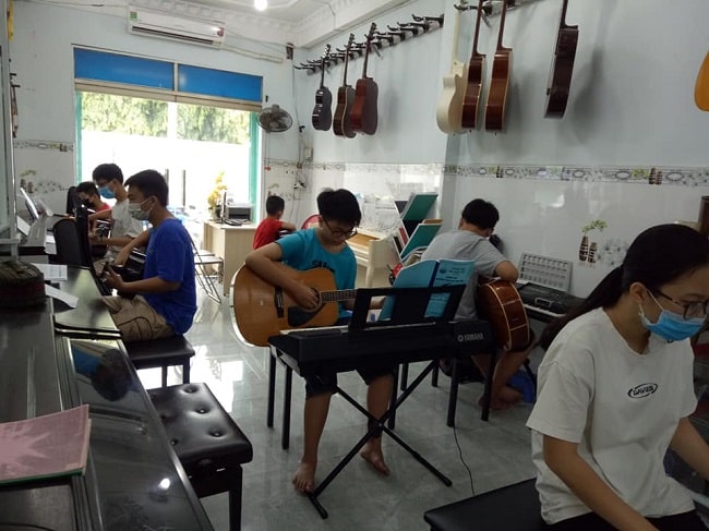 Học đàn Guitar tại Trung tâm đào tạo Âm Nhạc Việt