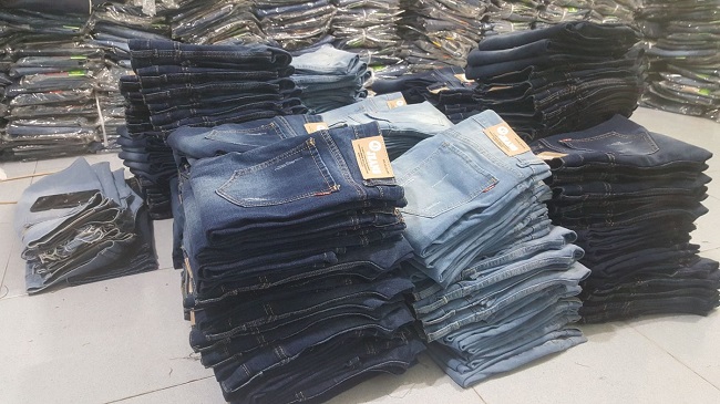 Ảnh quần jean tại chợ Tân Bình
