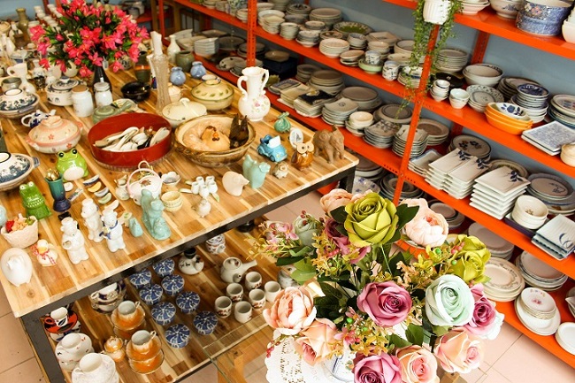 Cửa hàng gốm sứ | Nguồn ảnh: Chuông Xanh Store