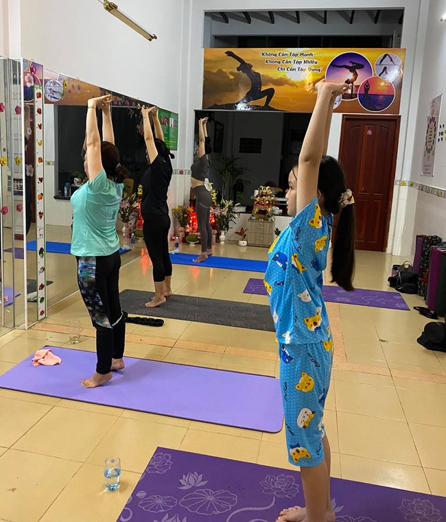 Câu lạc bộ yoga Hoa Sen